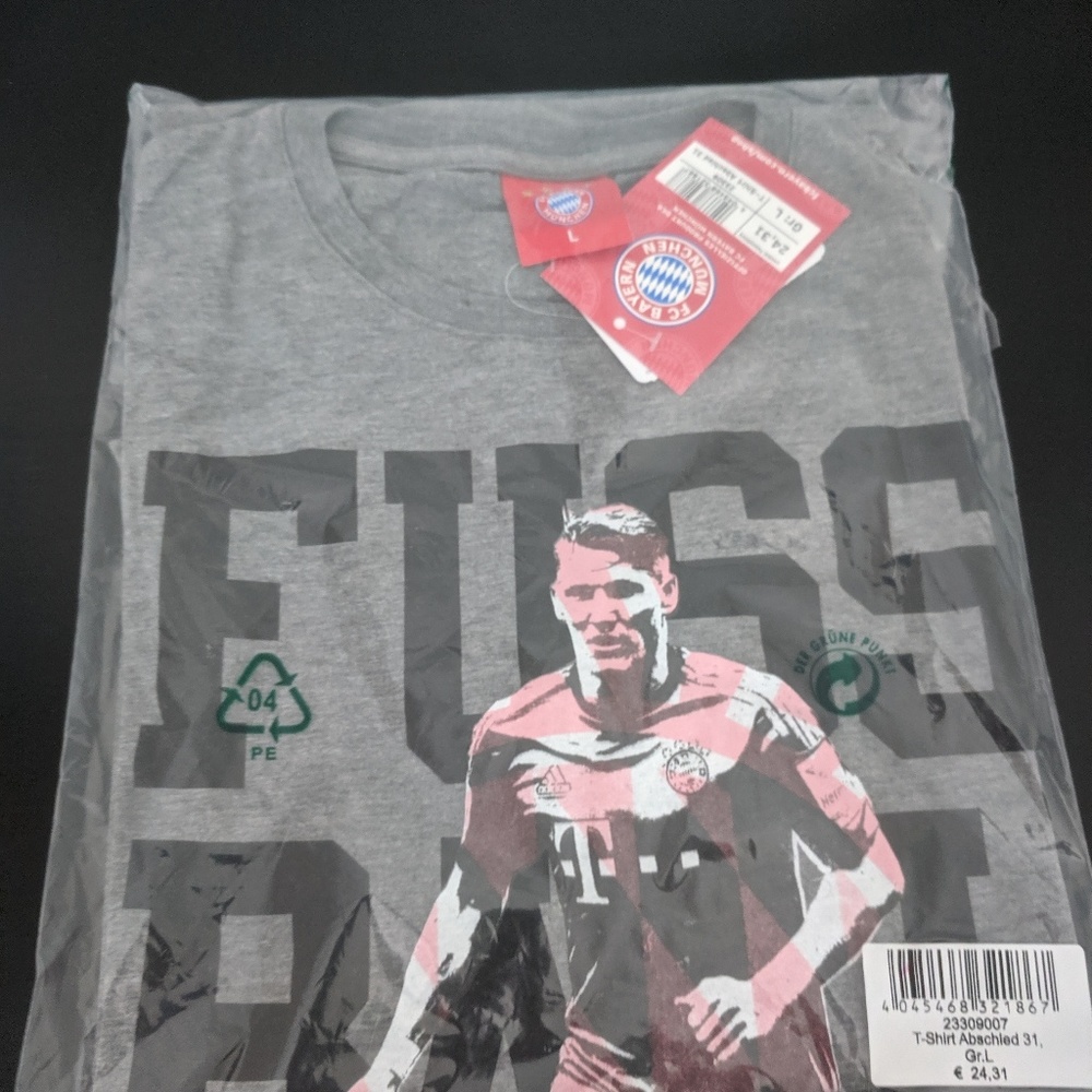 New in Bag Bayern Munich Schweinsteiger shirt L
